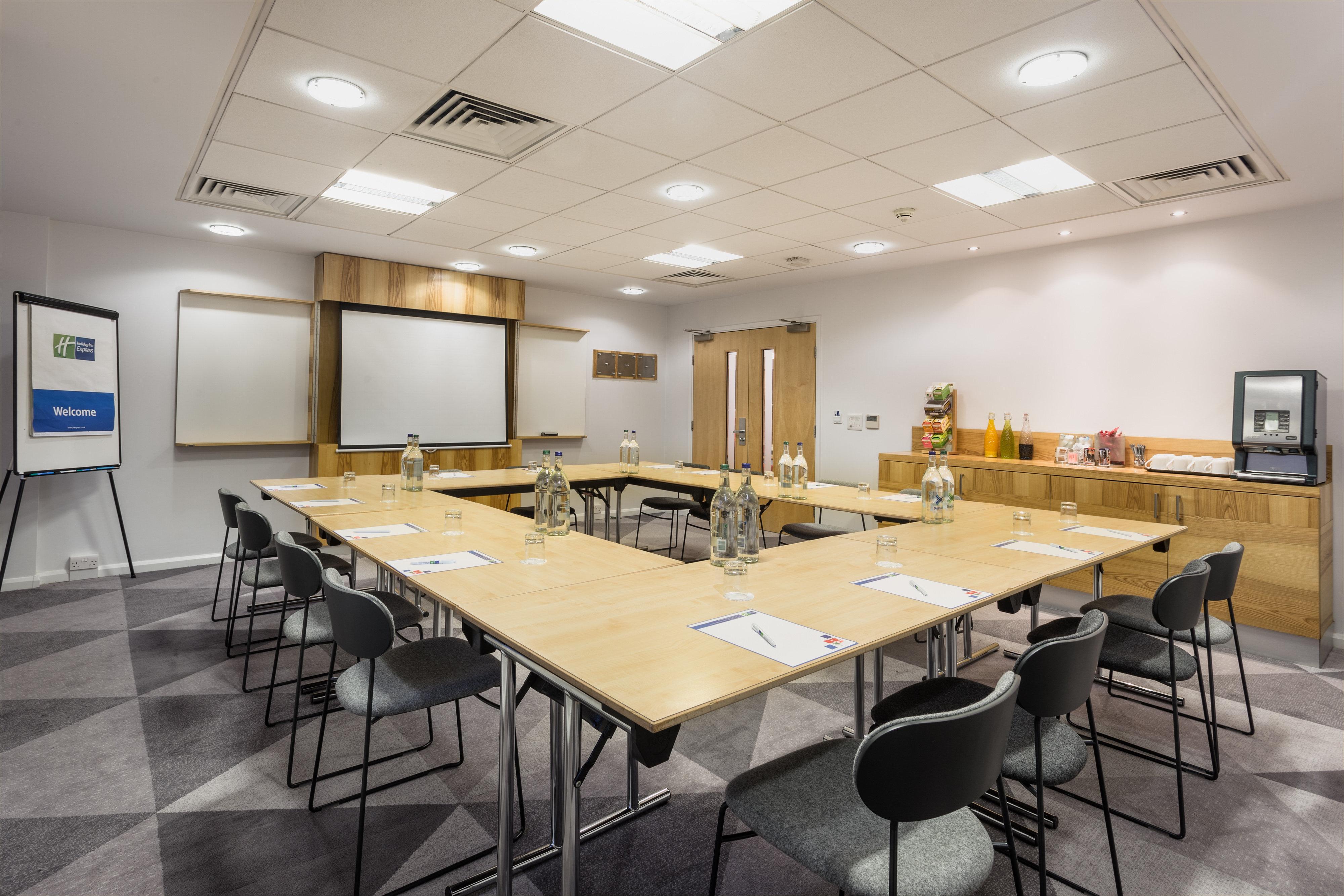Holiday Inn Express London - Watford Junction By Ihg Esterno foto