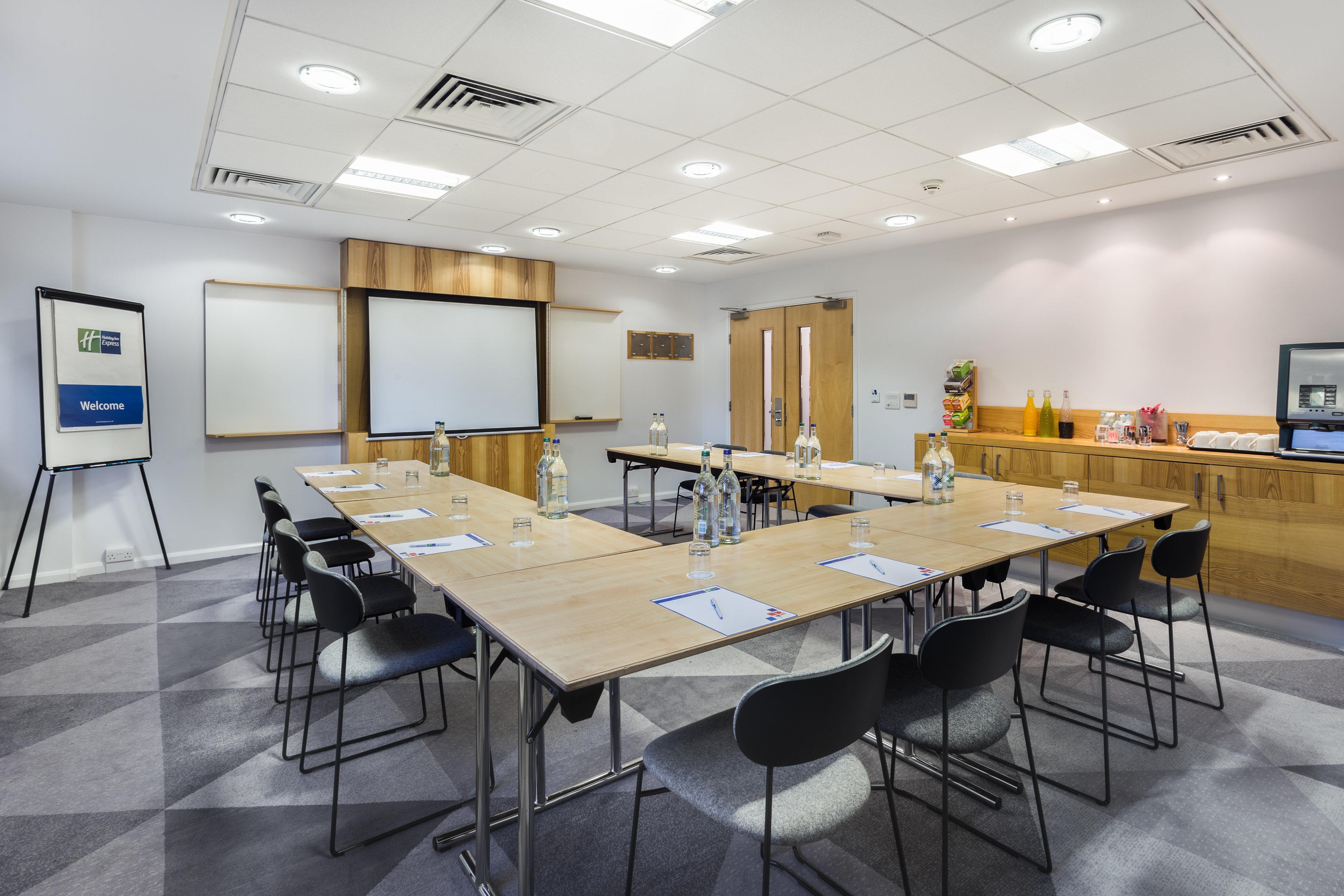Holiday Inn Express London - Watford Junction By Ihg Esterno foto