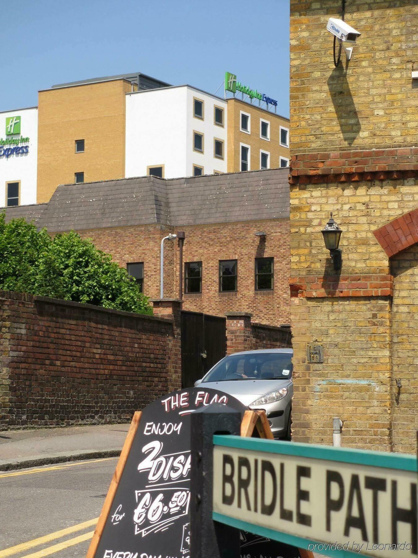 Holiday Inn Express London - Watford Junction By Ihg Esterno foto