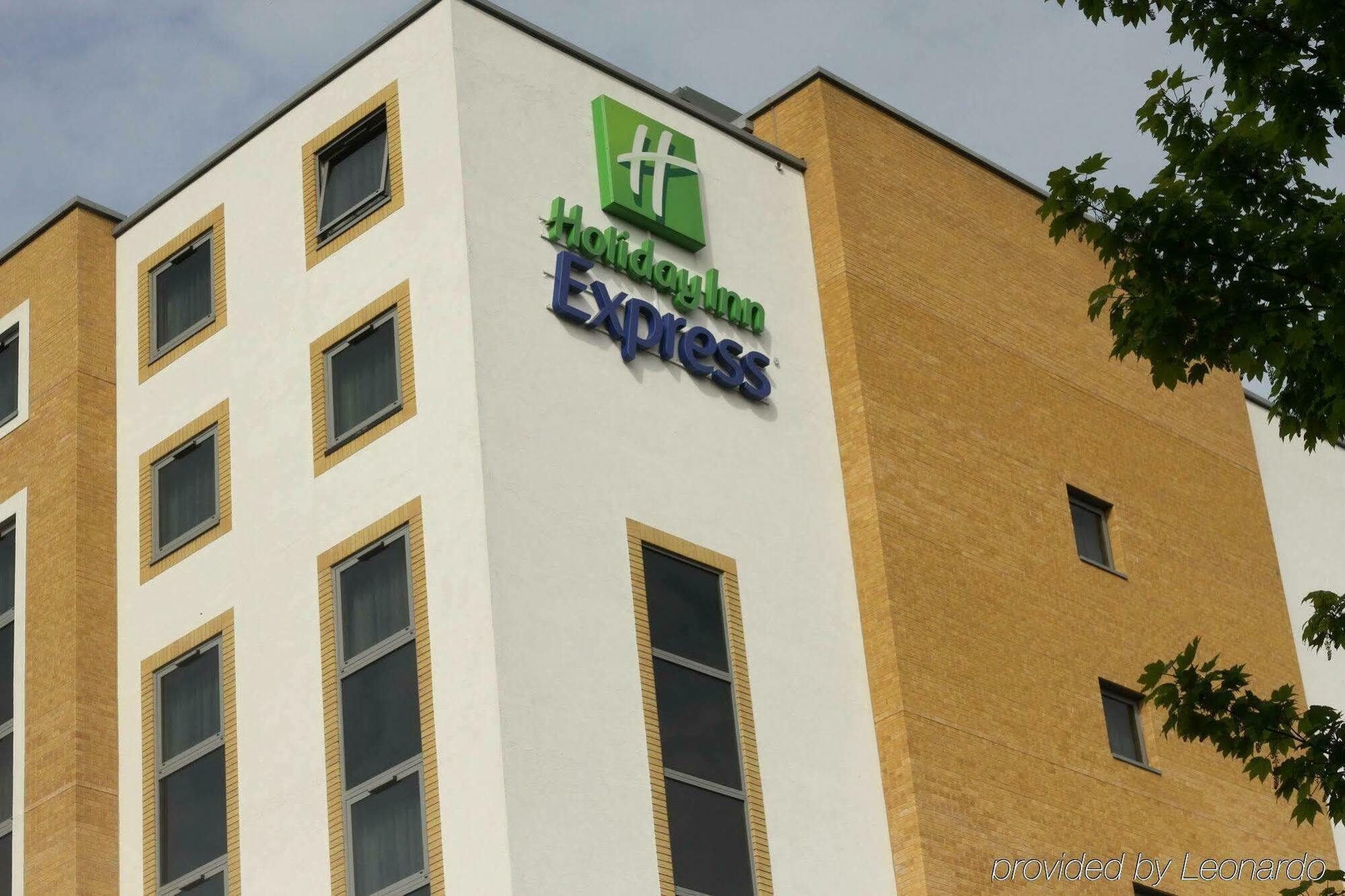 Holiday Inn Express London - Watford Junction By Ihg Esterno foto