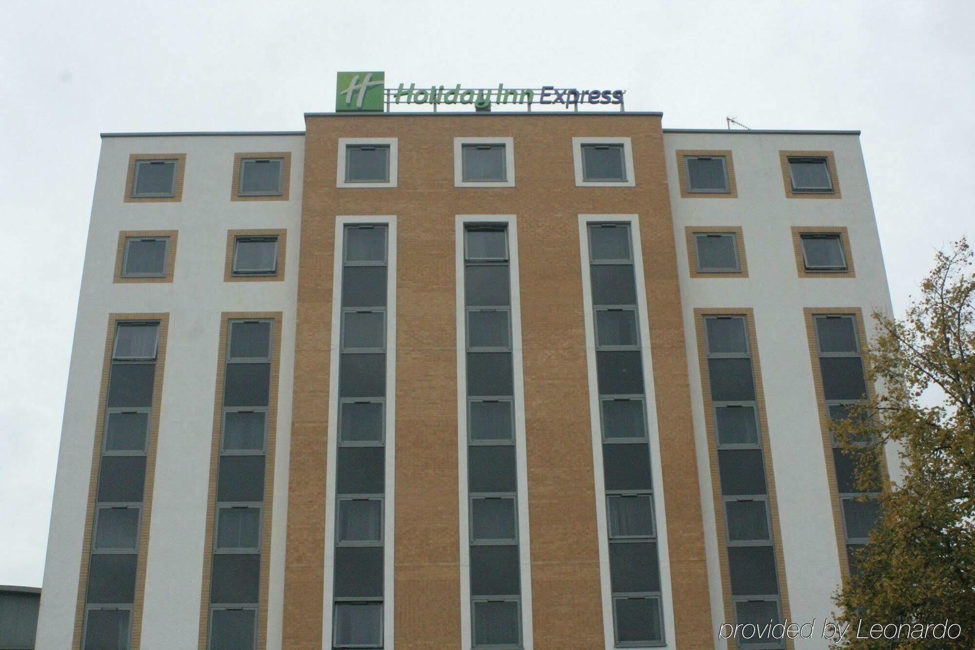 Holiday Inn Express London - Watford Junction By Ihg Esterno foto